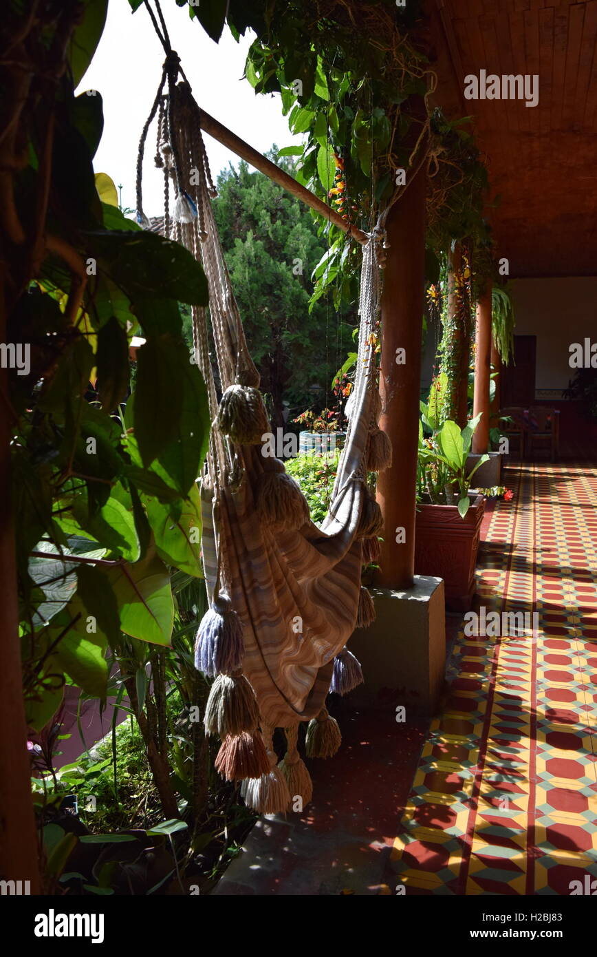 Hamac guatémaltèque suspendu dans l'intérieur d'une maison de cour à Antigua, Guatemala Banque D'Images