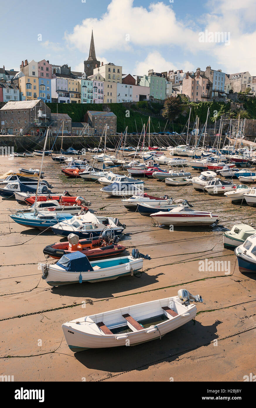 Port de Tenby à marée basse dans le sud du Pays de Galles UK Banque D'Images