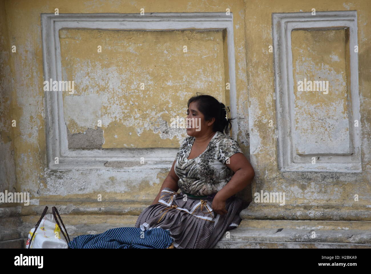 Femme autochtone qui se vendent à la sortie d'une église à Antigua Guatemala Banque D'Images