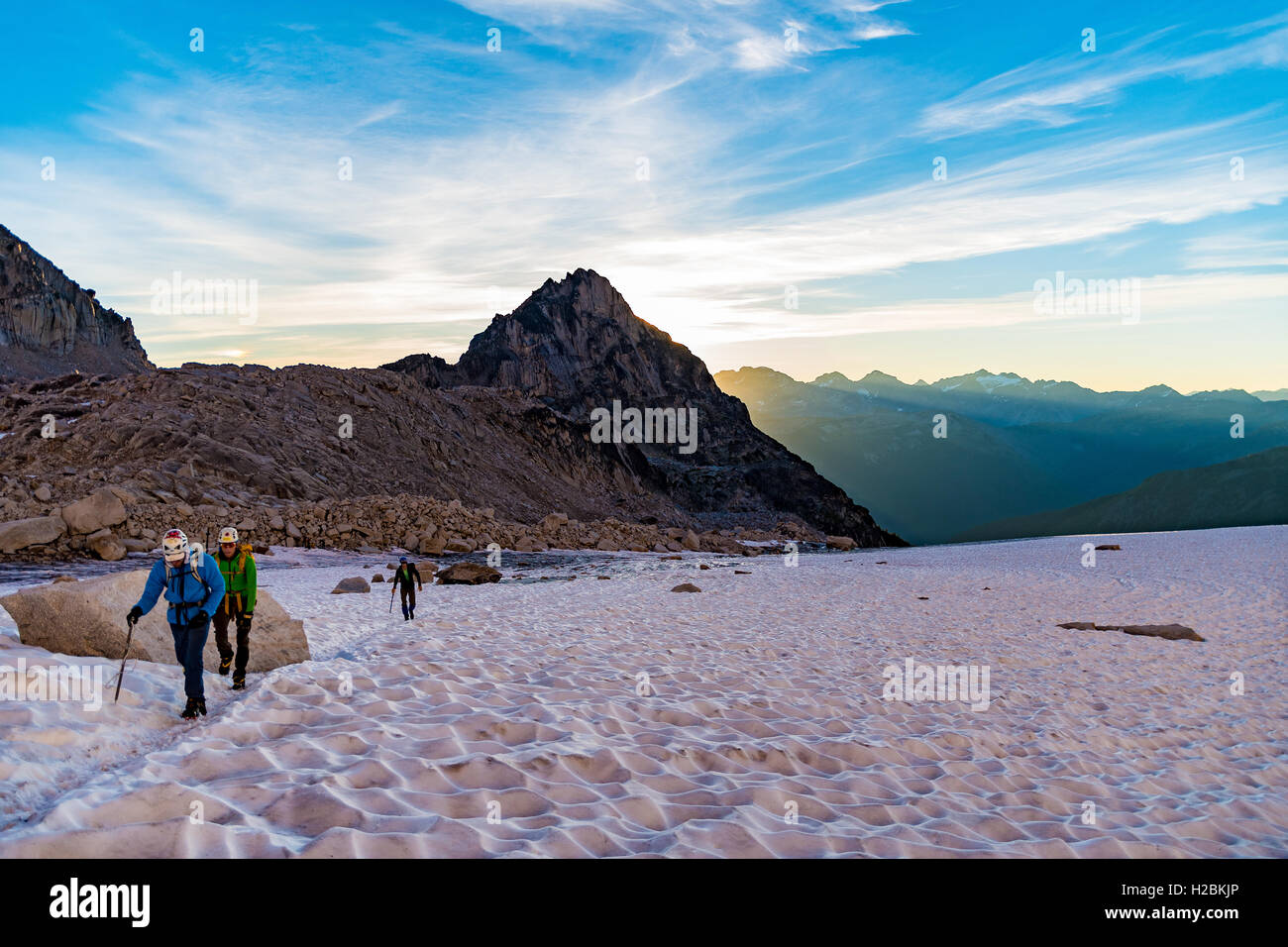 Les grimpeurs approcher la Bugaboo/ Snowpatch Col Banque D'Images