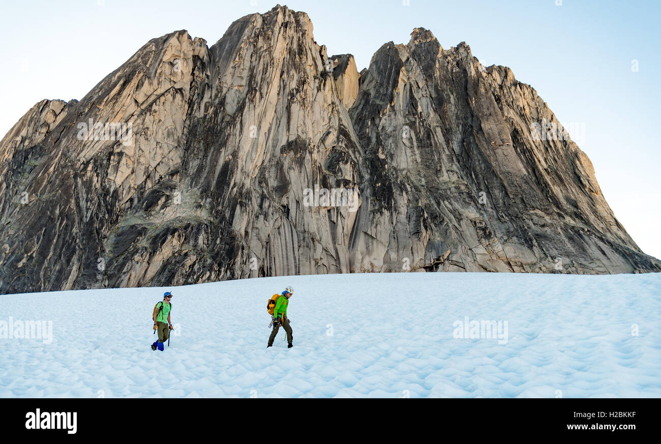 Les grimpeurs s'approchant l'arrière de Snowpatch spire dans le parc provincial de Bugaboo Banque D'Images