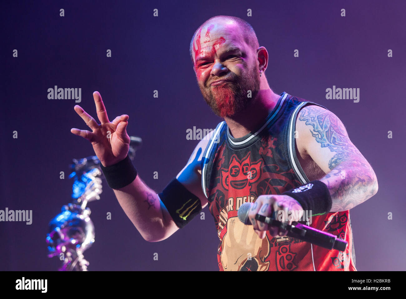 Le groupe de rock heavy metal américain mort Five Finger Punch produisent en concert. Banque D'Images