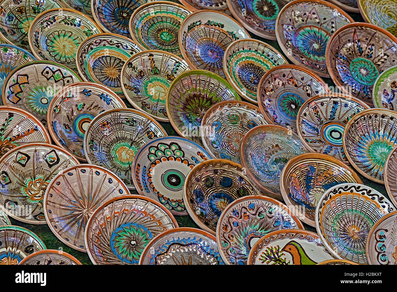 Avec fond de céramique traditionnelle roumaine dans la forme des plaques, peintes avec des motifs spécifiques de Horezu. Banque D'Images