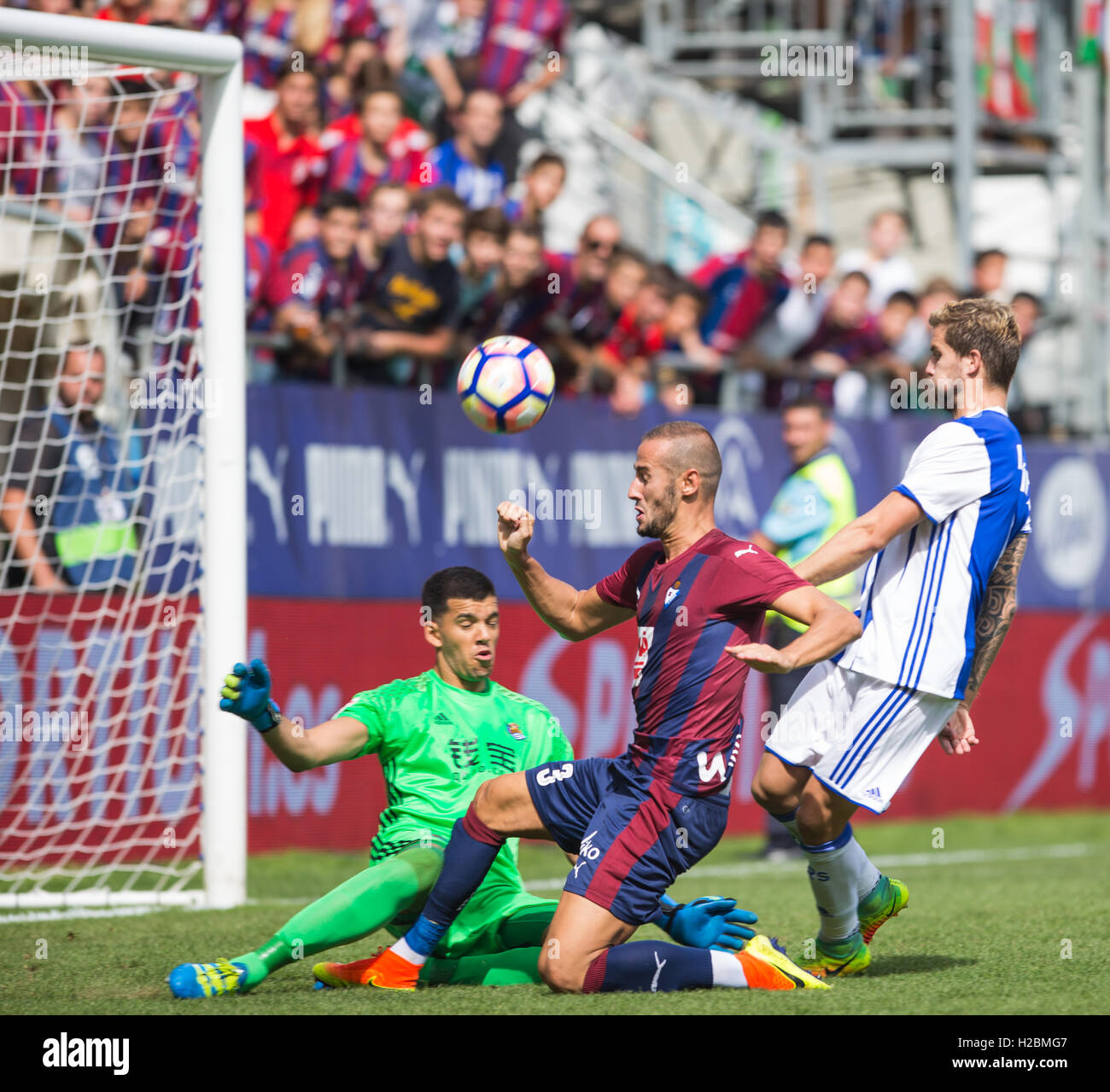 3 Règlement des différends 1 Gálvez balle Rulli (PT). Jour de match 6 match de la Liga Santander la saison 2016-2017 entre Sd Eibar et Real Sociedad pl Banque D'Images