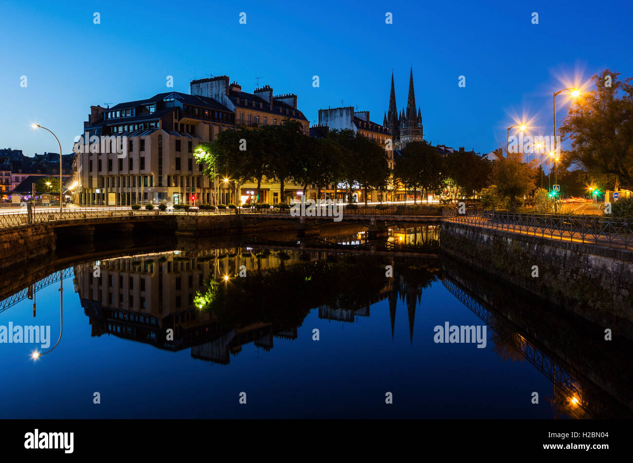 Cathédrale de Quimper la nuit. Quimper, Bretagne, France Banque D'Images