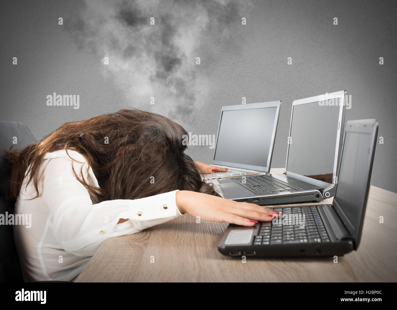 Souligné businesswoman due au surmenage Banque D'Images