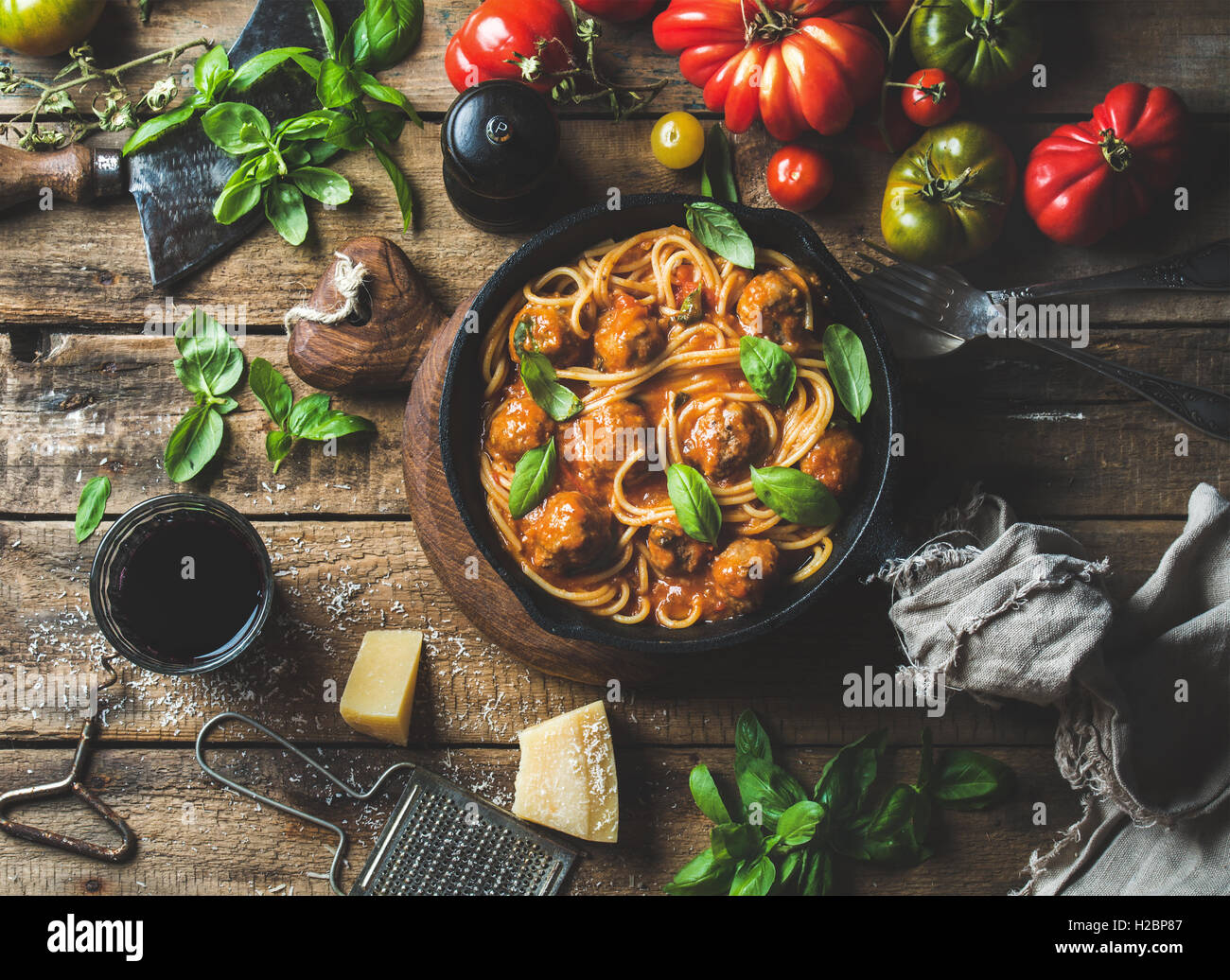 Les pâtes italiennes spaghetti à la sauce tomate et boulettes de viande Banque D'Images