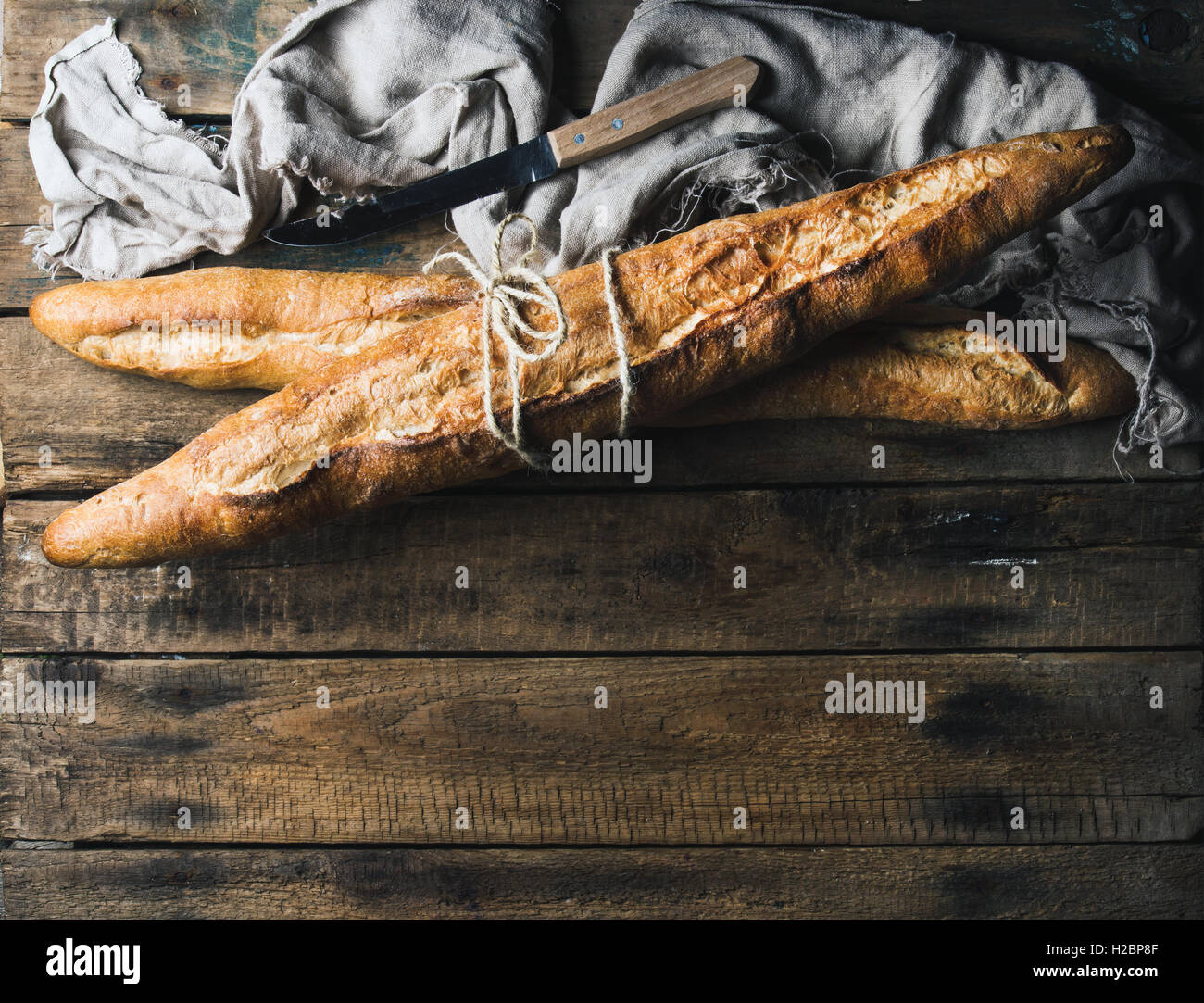 Baguettes sur fond de bois rustique Banque D'Images