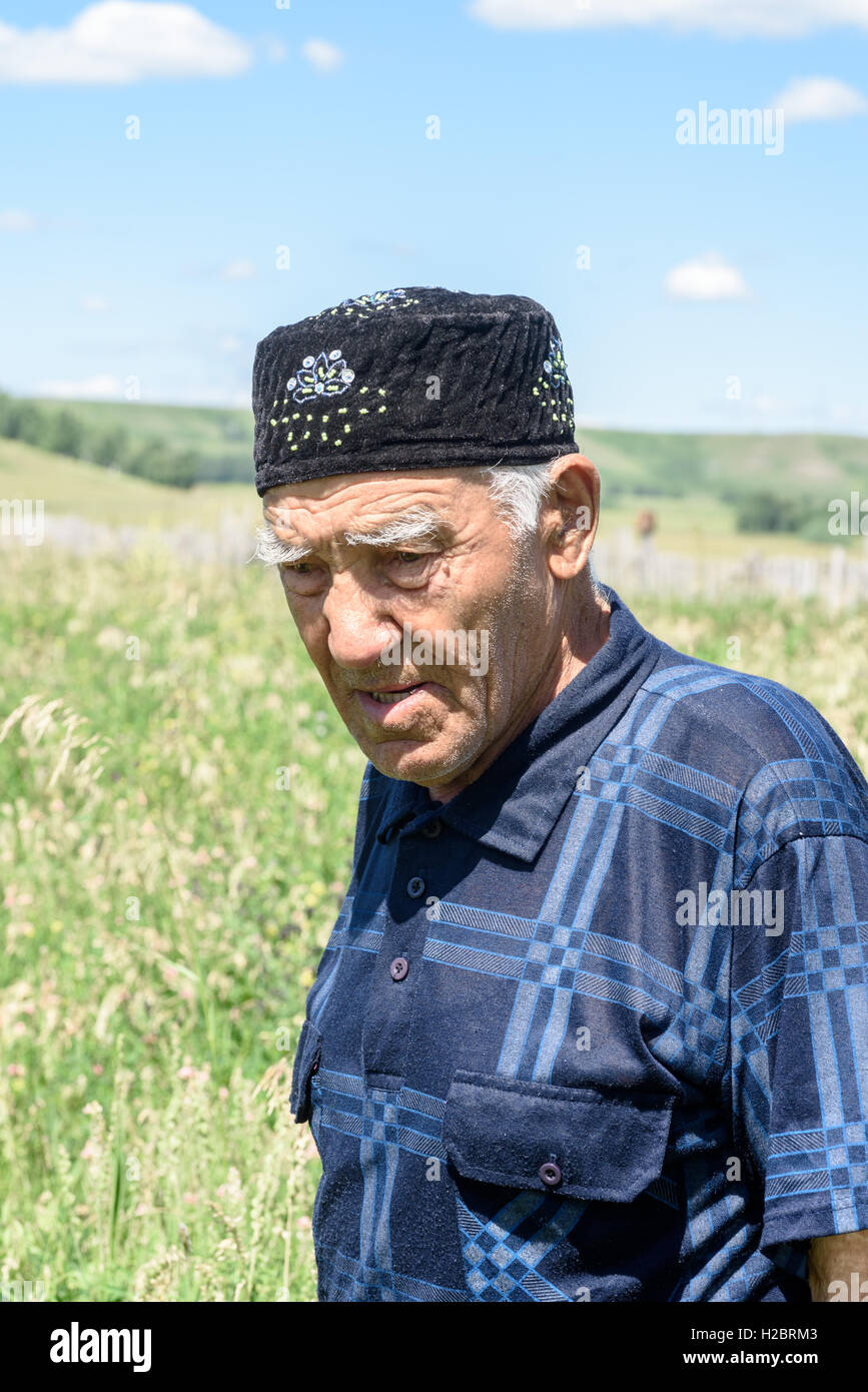 Représentant Senior vêtus de chapeaux traditionnels dans le village bien en Russie en 2016 Banque D'Images