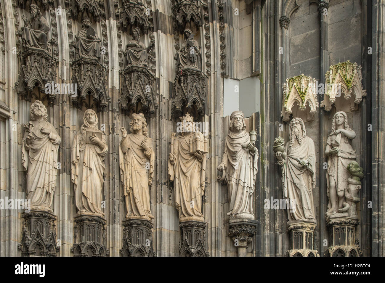 Des statuettes à l'entrée principale de la cathédrale de Saint Pierre et Saint Mary, Cologne, Rhénanie du Nord-Westphalie, Allemagne Banque D'Images