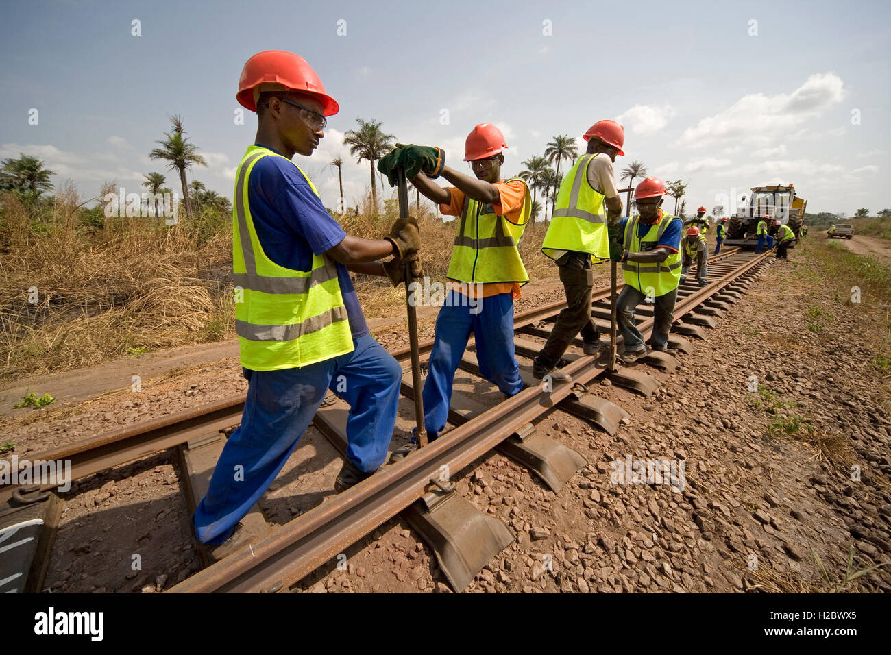 Remise en état de la voie, le rétablissement, l'extension de la ligne ferroviaire du port de mine de minerai de fer de l'équipe.les plaques de fixation de la rue. La Sierra Leone. Banque D'Images