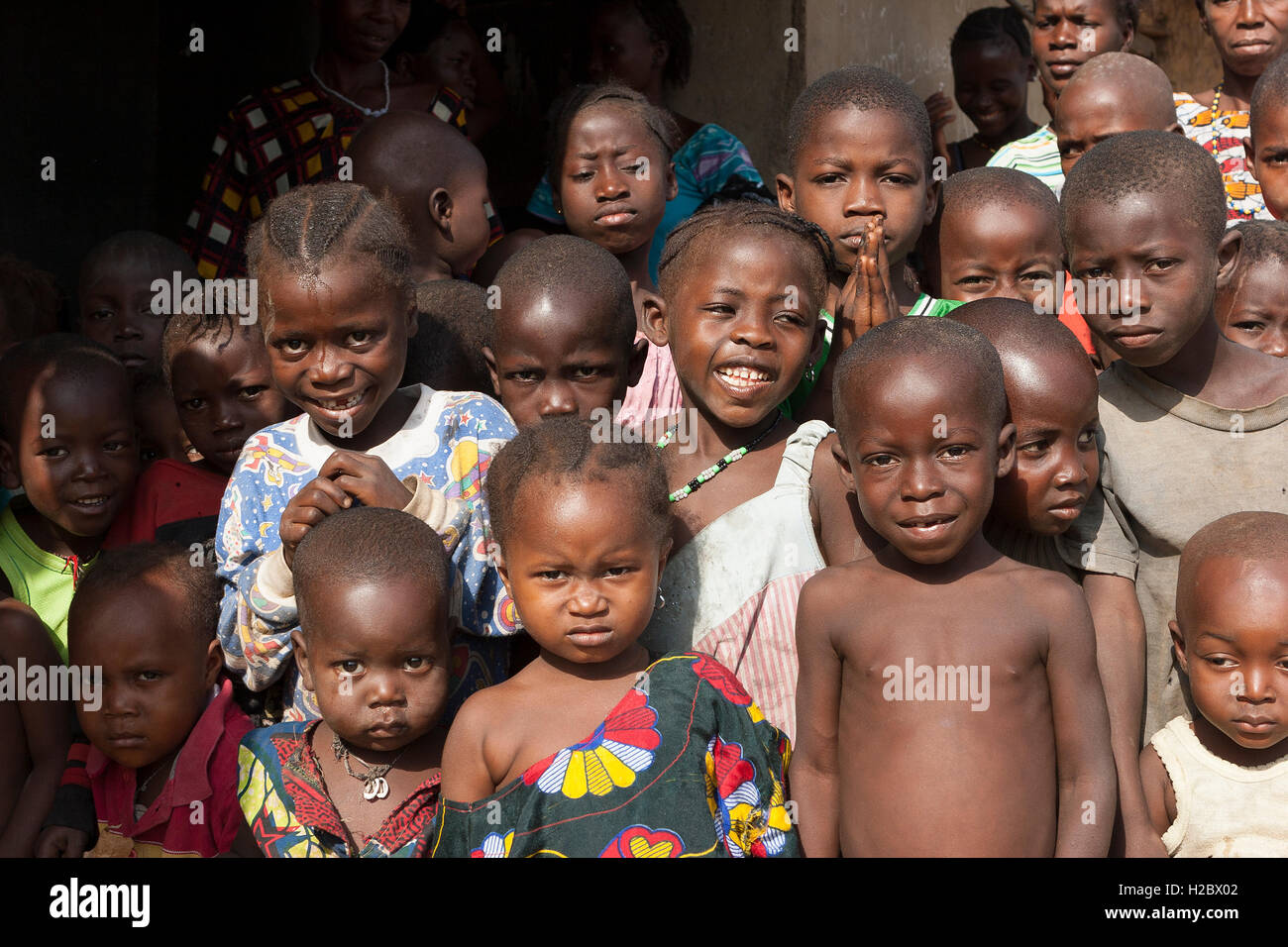 Groupe de jeunes très défavorisés les enfants africains de village au nord de la Sierra Leone, qui ne fréquentent pas l'école que l'éducation n'est pas libre. Banque D'Images