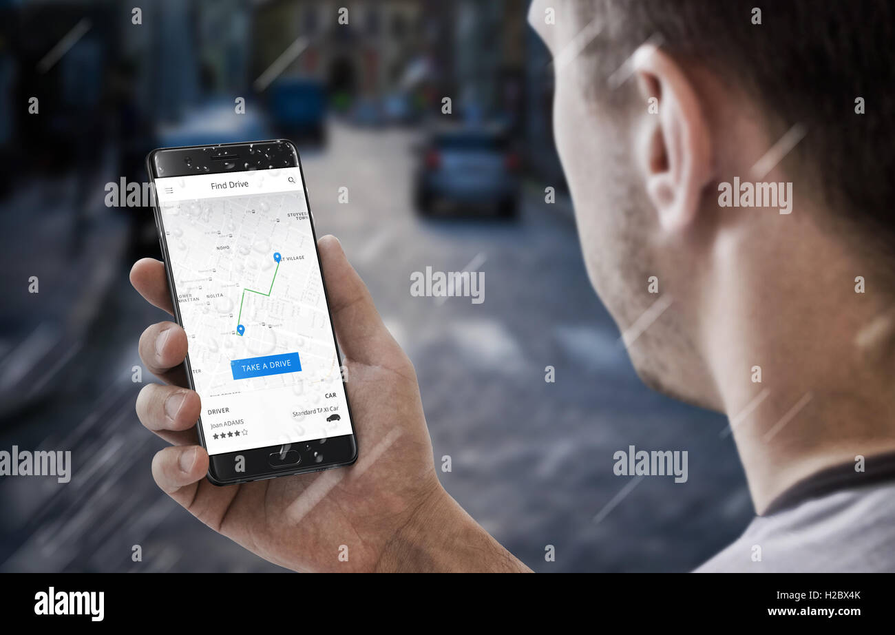 Recherche de l'utilisateur pilote le plus proche sur l'application mobile. Rue de la ville en arrière-plan. L'affichage indique la voie de circulation. Banque D'Images