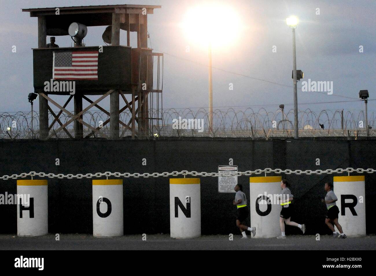 Les soldats de l'armée américaine s'exécuter en face de l'honneur lié à la tâche commune Camp Guantanamos IV 16 juin 2010 dans la baie de Guantanamo, Cuba. Banque D'Images