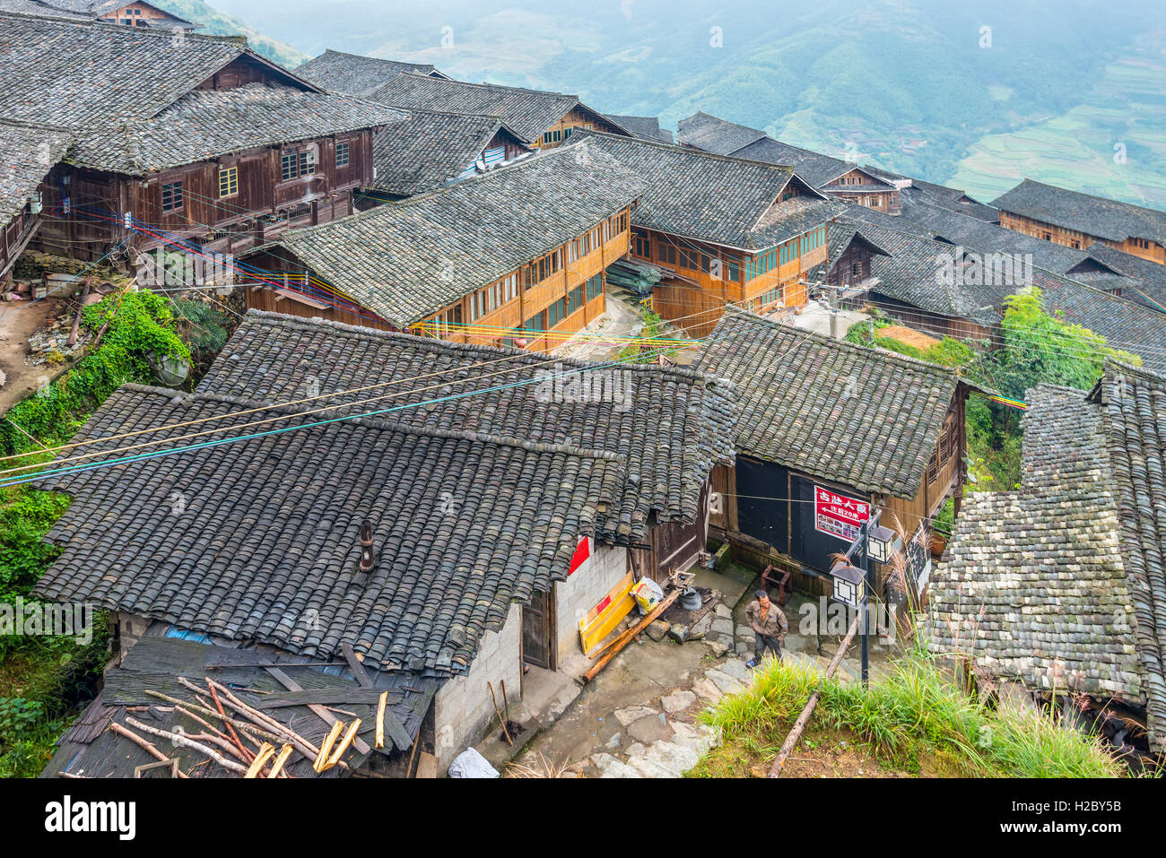 Chinois traditionnel Long Ji village minoritaire maisons en bois par temps nuageux Banque D'Images Chinois traditionnel Long Ji village minoritaire maisons en bois par temps nuageux Banque D'Images