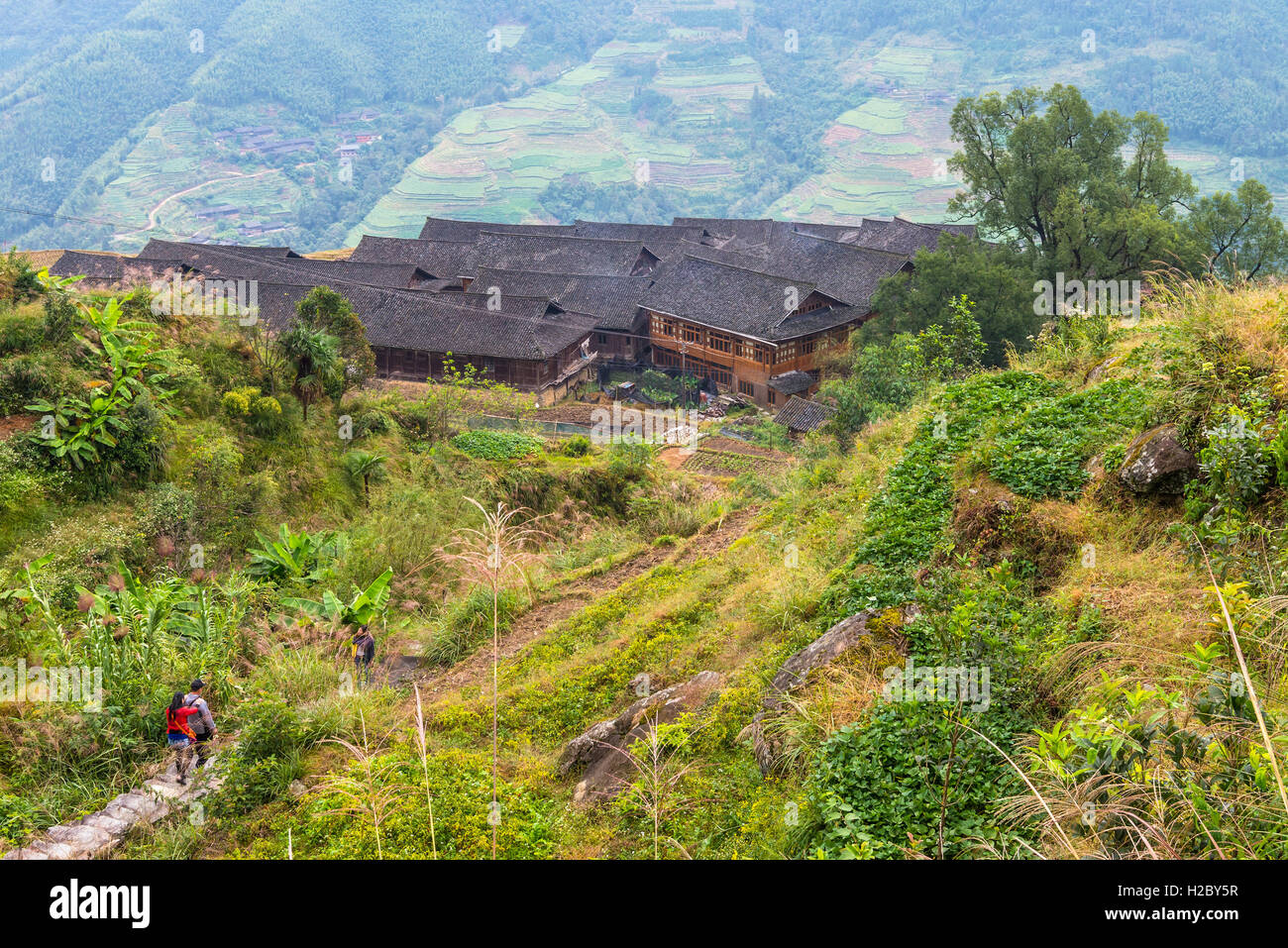 Chinois traditionnel Long Ji village minoritaire maisons en bois par temps nuageux Banque D'Images Chinois traditionnel Long Ji village minoritaire maisons en bois par temps nuageux Banque D'Images