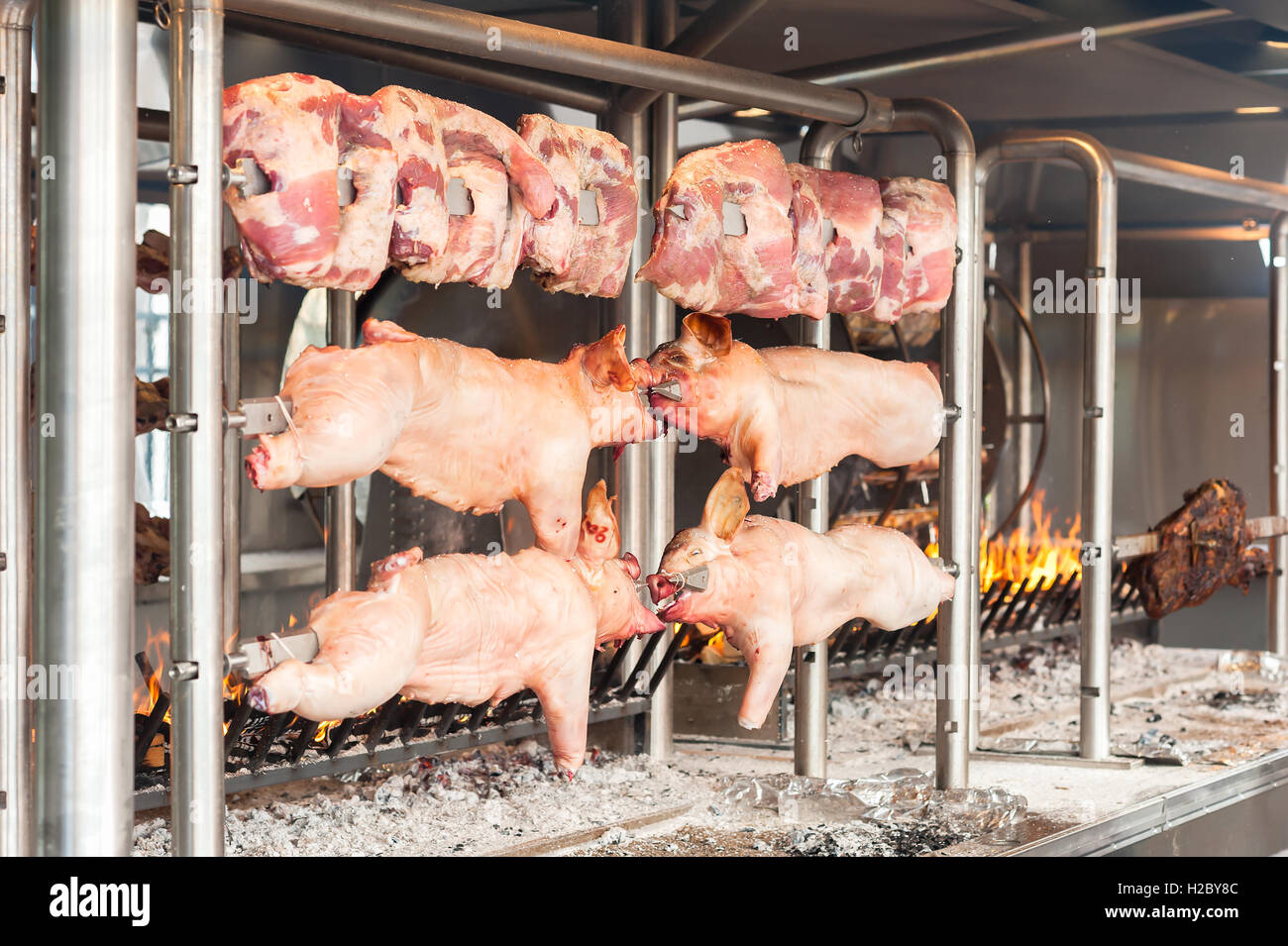 Carcasses de porc et autres viandes préparées sur brochette. La cuisson sur le gril et le feu. Banque D'Images