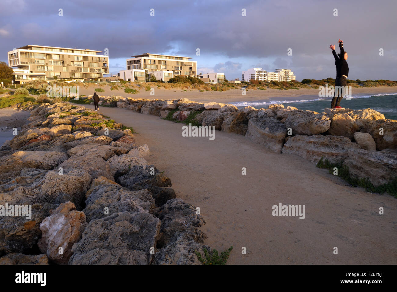 Personne bénéficiant de soirée orageuse mer, South Beach, South Fremantle, Perth, Australie occidentale. Pas de monsieur ou PR Banque D'Images