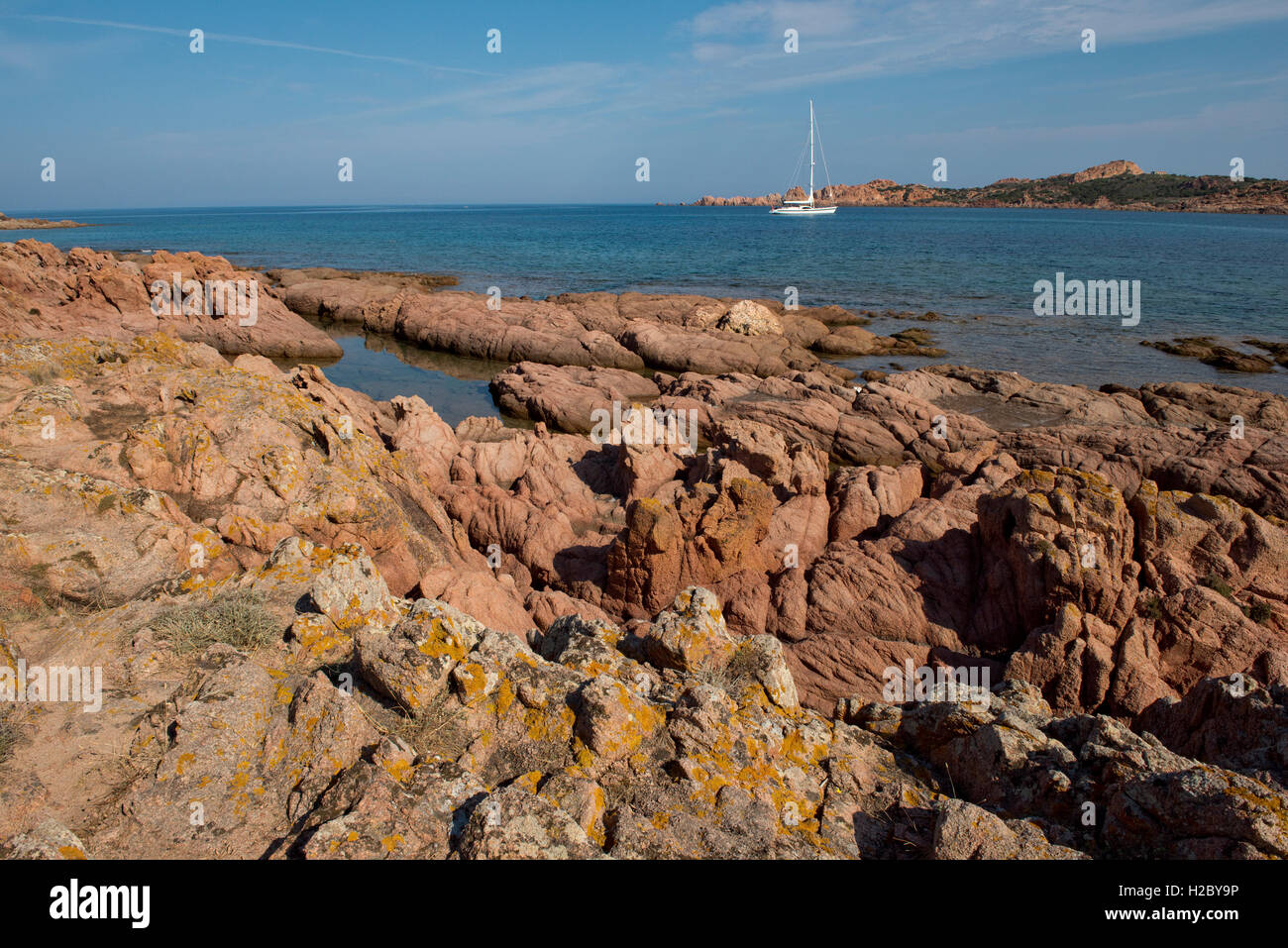 De granit rouge côte sauvage et mer bleue et mouillée au large de la location dans l'ouest de l'Isola Rossa Sardaigne, Septembre Banque D'Images