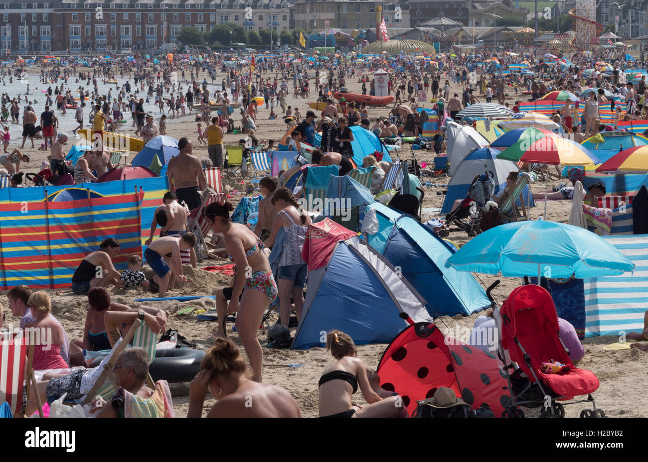 Plage bondée à Weymouth, Dorset, England, UK. Banque D'Images