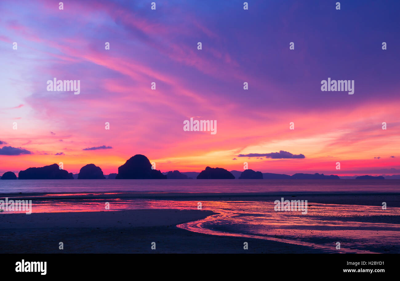 Romantique et Magnifique coucher de soleil que la lumière du soleil reflétant sur la plage et l'eau avec en arrière-plan de l'Île Hong, Krabi, Thaïlande Banque D'Images