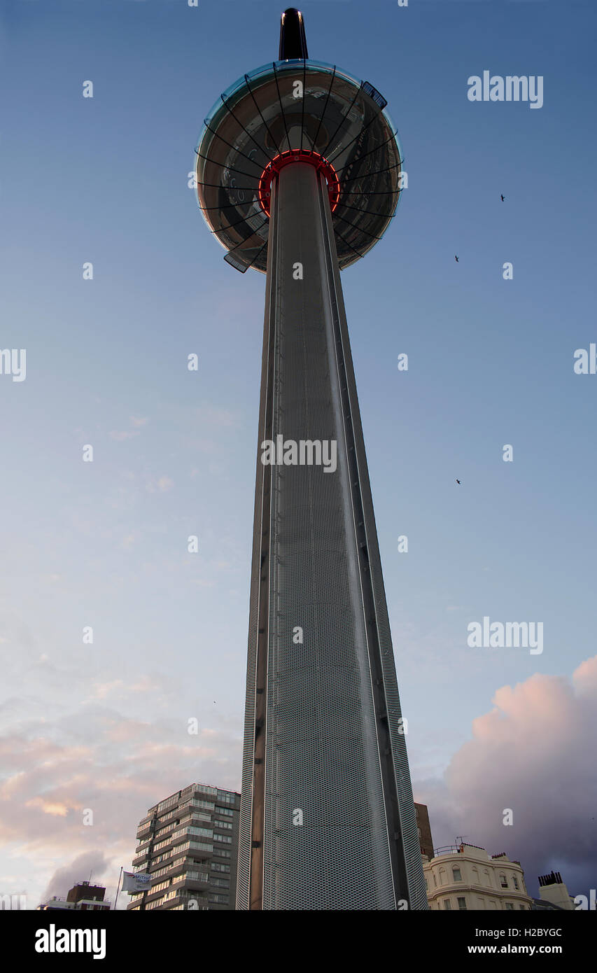 Brighton's i360, le plus haut du monde déménagement tour d'observation, s'élève à une altitude de 162 mètres qui offrent aux visiteurs une vue imprenable. Banque D'Images