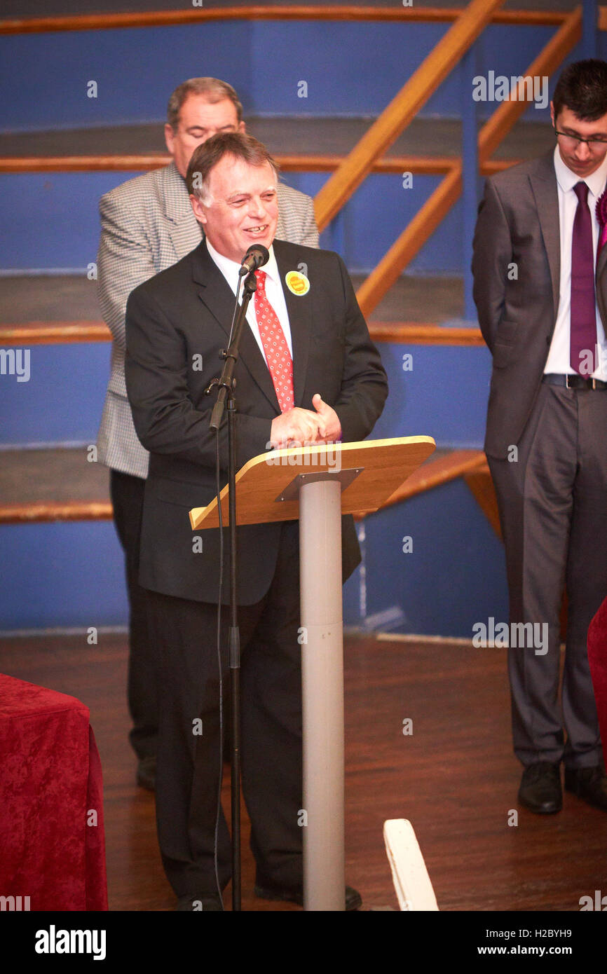 La main d'Andrew Smith (L) parle après avoir été déclaré vainqueur de la circonscription de l'est d'Oxford dans l'élection générale de 2015 Banque D'Images