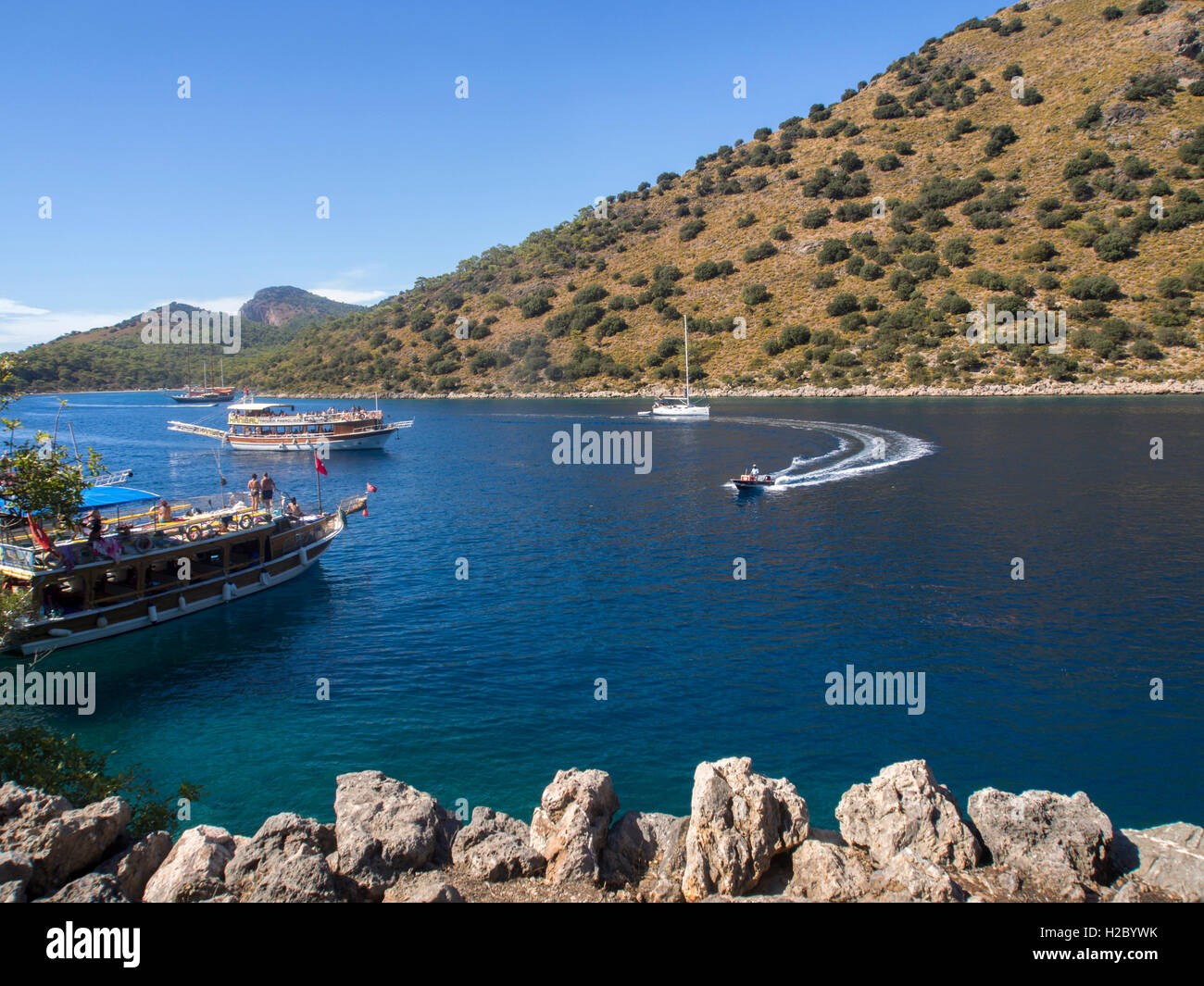 Vue sur la baie avec les bateaux de plaisance Banque D'Images