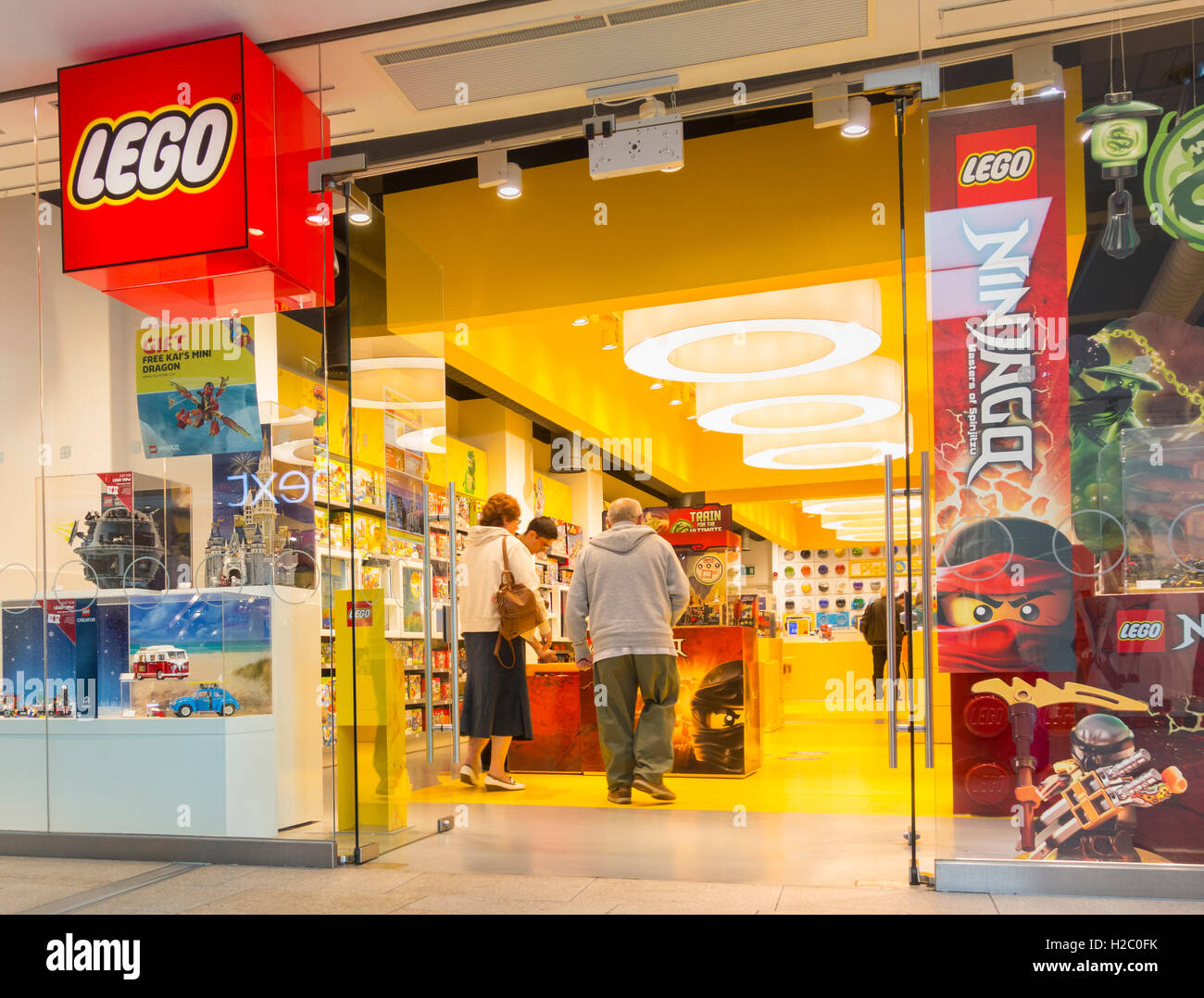 Fenêtre Lego store à Trinity Leeds centre commercial. Leeds, Angleterre. UK Banque D'Images