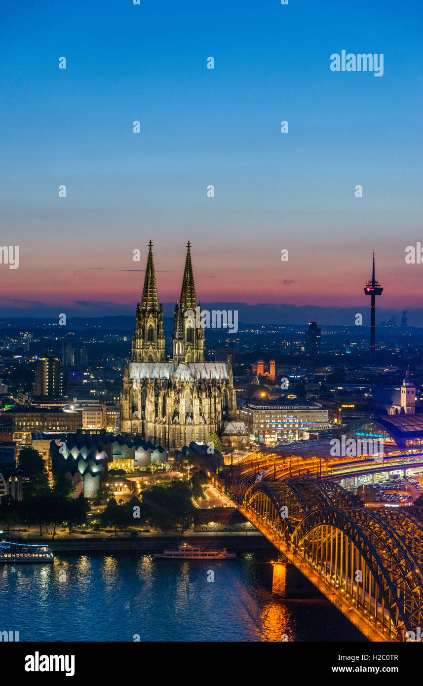Rhin au crépuscule, à l'égard de la cathédrale de Cologne avec le pont Hohenzollern dans l'avant-plan, Cologne, Allemagne Banque D'Images