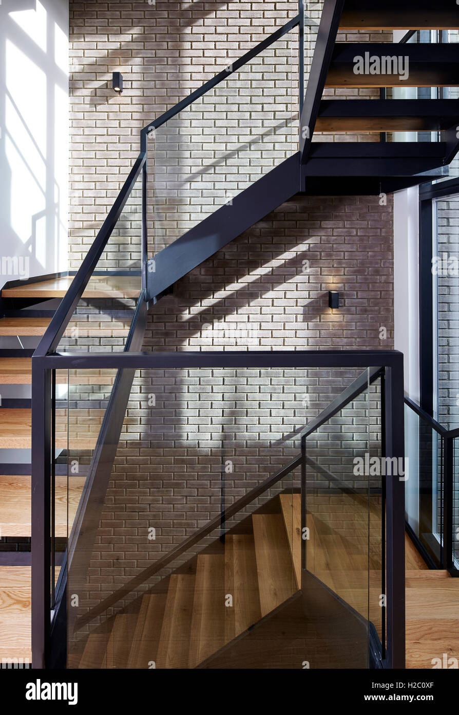 Escalier avec mur en briques apparentes et d'un fort ensoleillement. Peler, London, Royaume-Uni. Architecte : Dexter Moren Associates, 2016. Banque D'Images