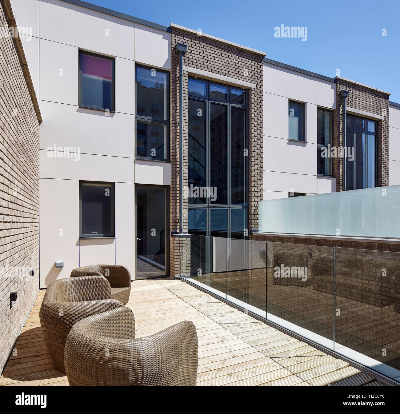 Grande terrasse au soleil avec un coin salon. Peler, London, Royaume-Uni. Architecte : Dexter Moren Associates, 2016. Banque D'Images