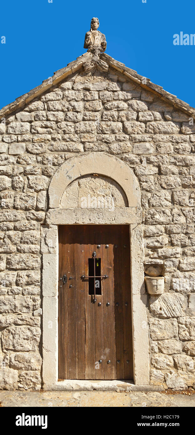 Entrée de 13e siècle église dédiée à Saint Nicolas, la colline de Marjan, donnant sur Split, Croatie Banque D'Images