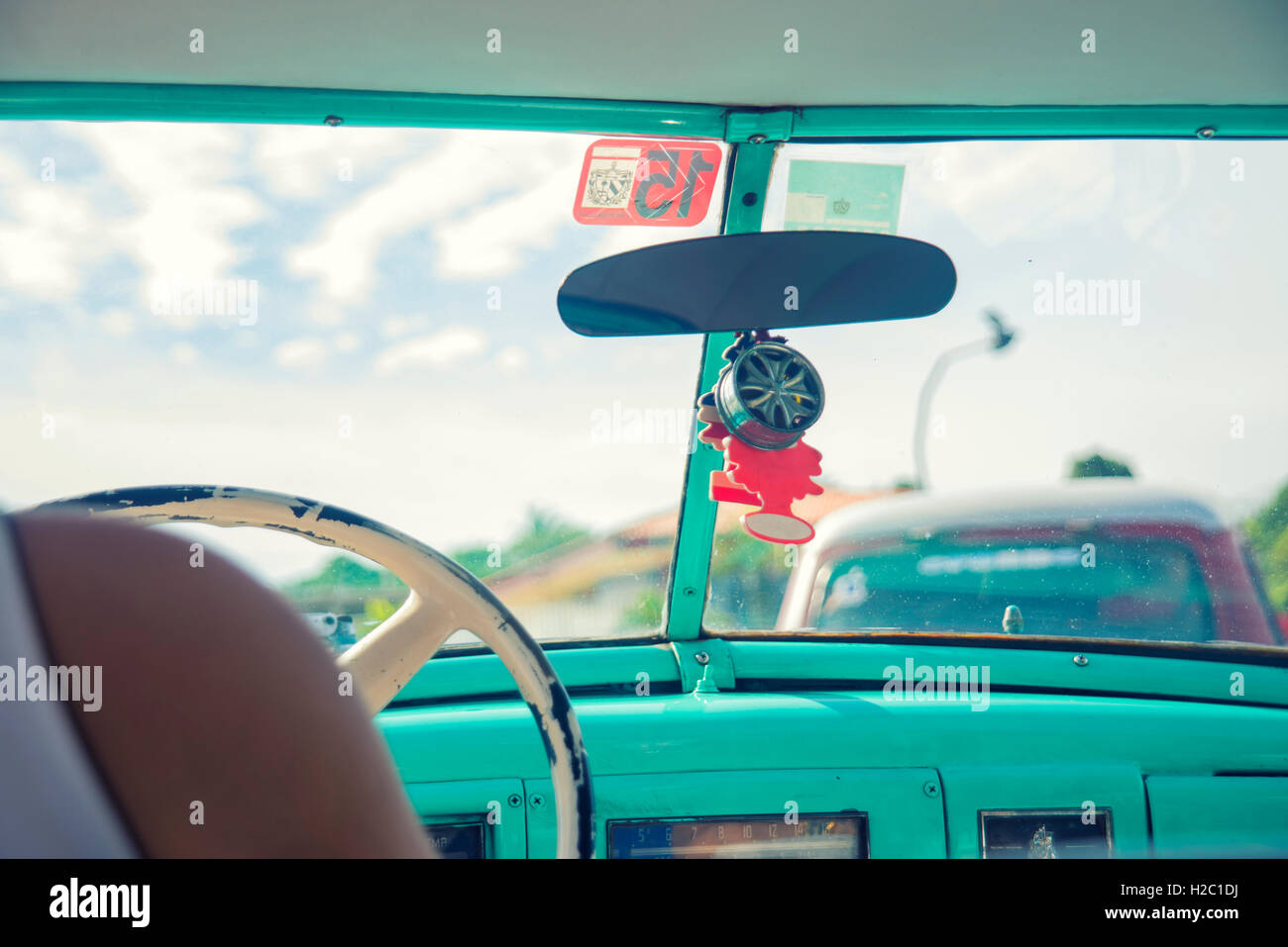 Vue de l'intérieur un vieux vintage classic voiture américaine à La Havane, Cuba Banque D'Images
