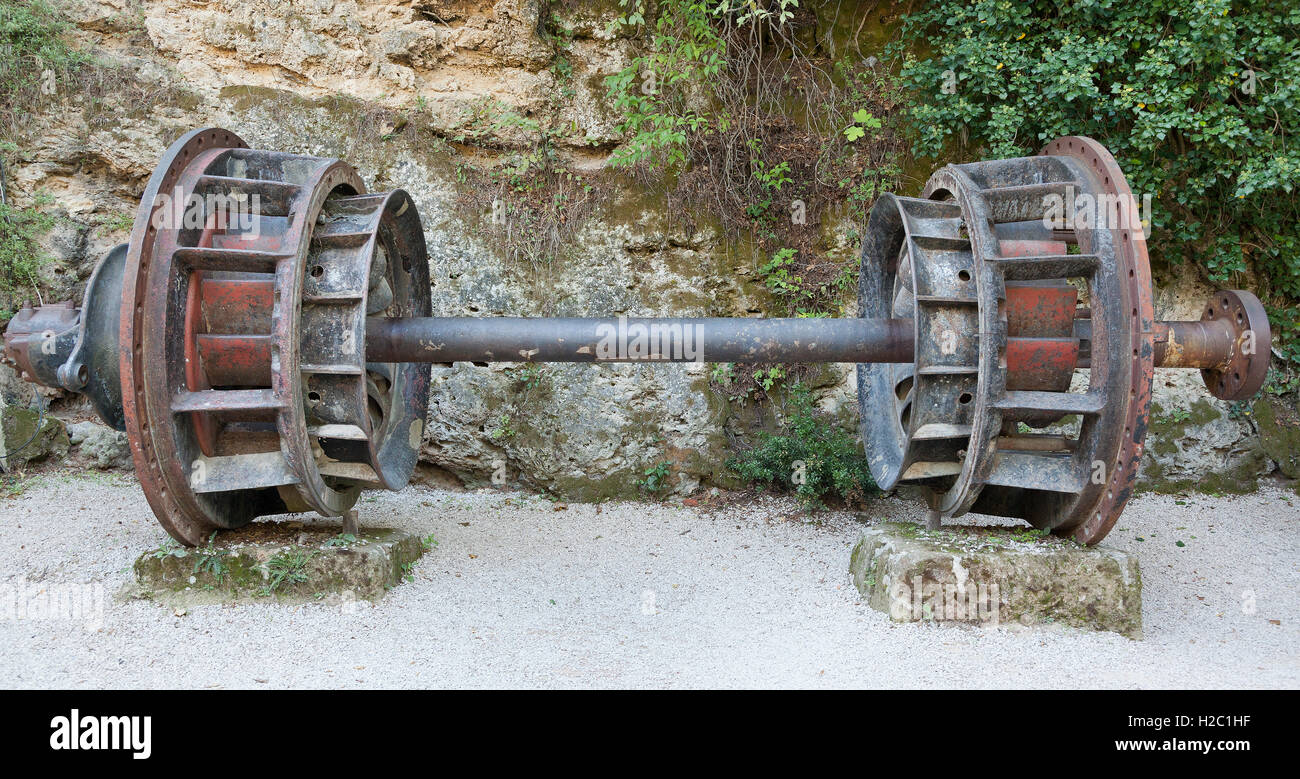 Vintage Hydro Electric Power turbine rotor, sur l'affichage Brod Le Parc National de Krka, Croatie. Banque D'Images