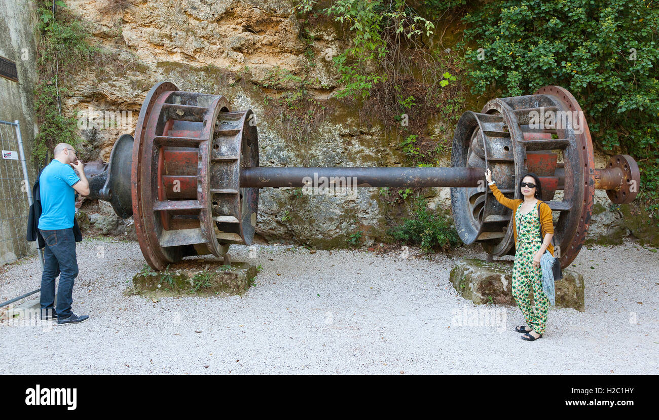 Vintage Hydro Electric Power turbine rotor, sur l'affichage Brod Le Parc National de Krka, Croatie. Montrer de l'intérêt des touristes. Banque D'Images