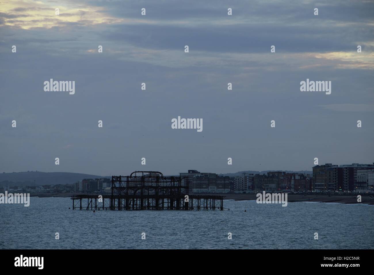 Squelette du West Pier de Brighton Hove avec en arrière-plan. Banque D'Images
