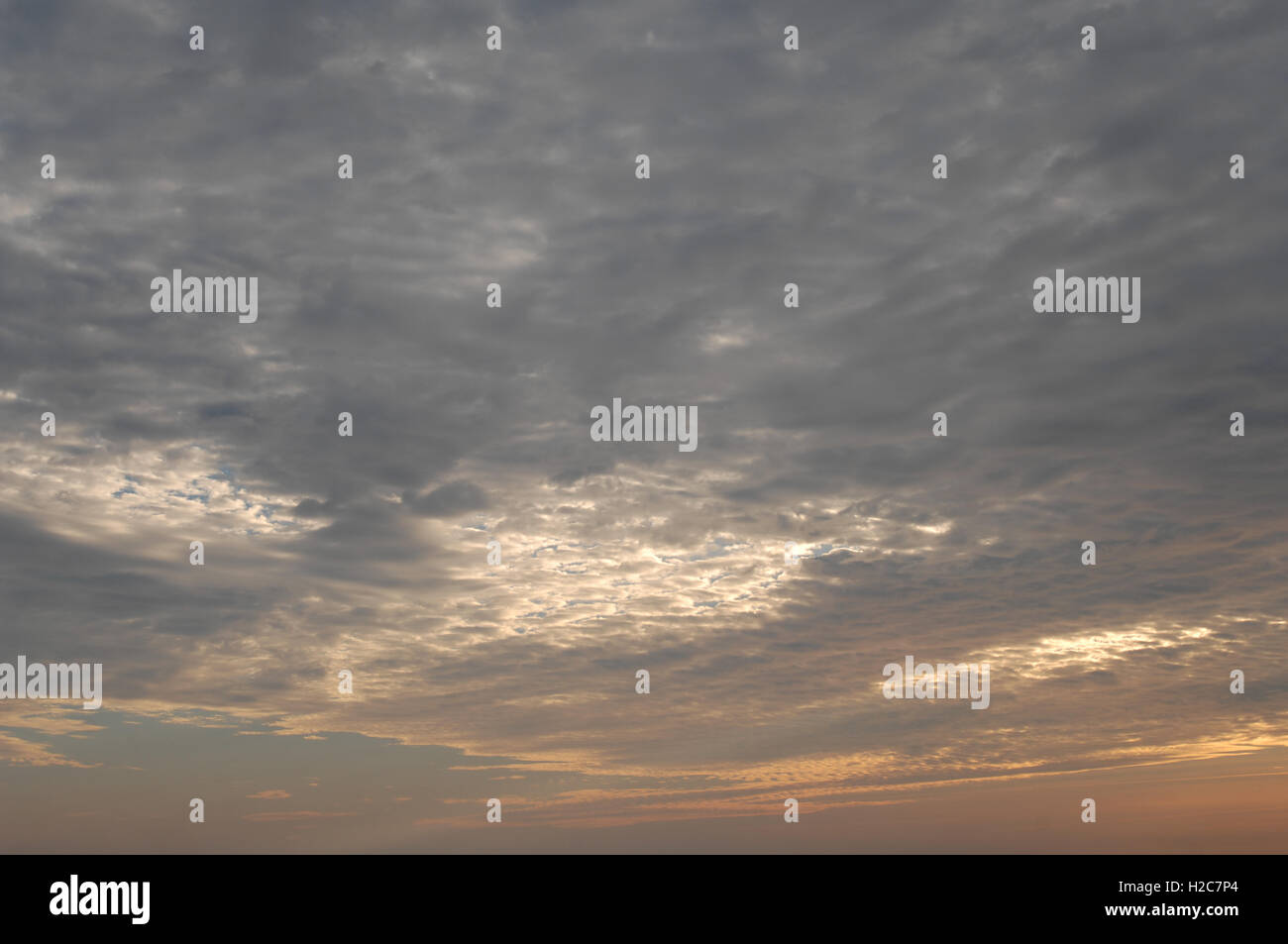 Coucher de soleil / Lever du soleil Ciel avec nuages et rayons de soleil / dramatique, d'inspiration, belle, sereine, impressionnant, bleu orange et rose Banque D'Images