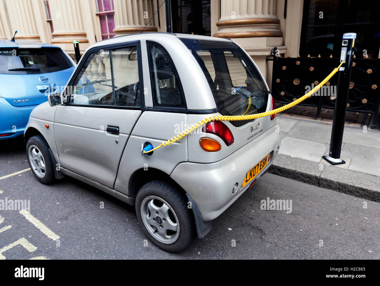 G-Wiz voiture électrique recharge la batterie, Mayfair, London W1, England, UK Banque D'Images