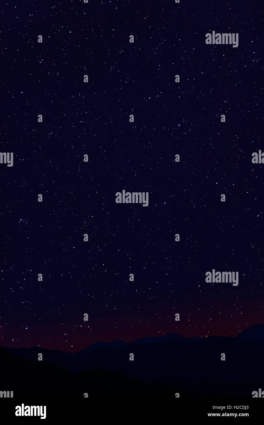Photo d'astronomie avec ciel nocturne couverts par des étoiles avec paysage de montagnes à l'horizon comme un arrière-plan Banque D'Images