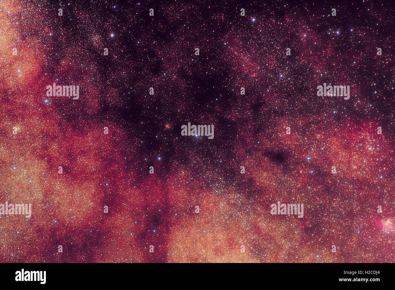 Photo : astronomie univers Voie Lactée dans la constellation Scutum avec beaucoup d'étoiles et de nébuleuses d'hydrogène rouge Banque D'Images