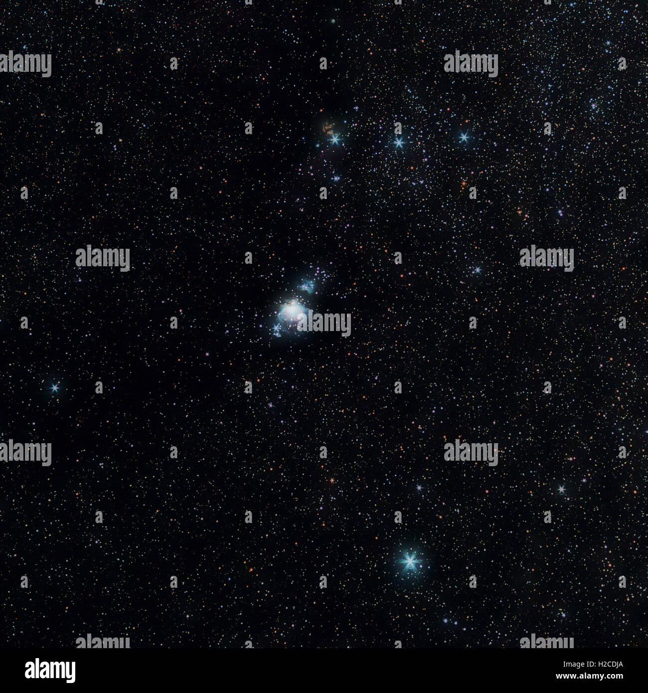 Espace de l'univers de droit : real photo de ciel nocturne étoilé avec une partie de la constellation d'Orion. Banque D'Images