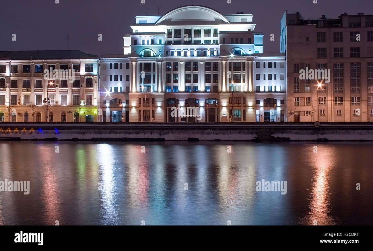 La rivière Moskov Moscou, par une nuit d'hiver avec rivière et streetligt la réflexion comme un avant-plan Banque D'Images