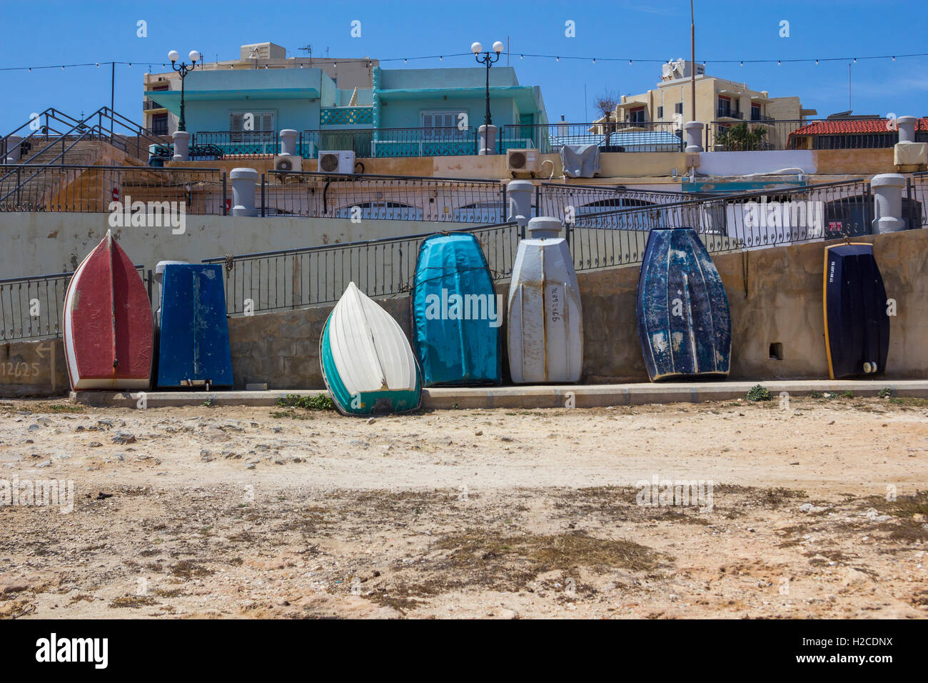 Basé sur le mur du petit bateau à Malte lors de beau temps en vacances Banque D'Images