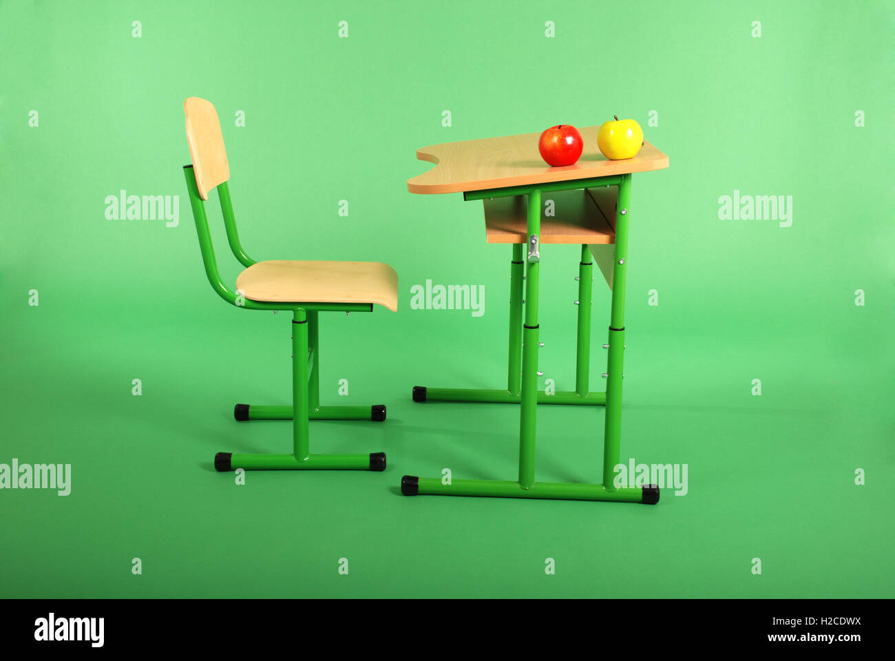 Nouvelle école bureau et chaise sur fond vert Banque D'Images