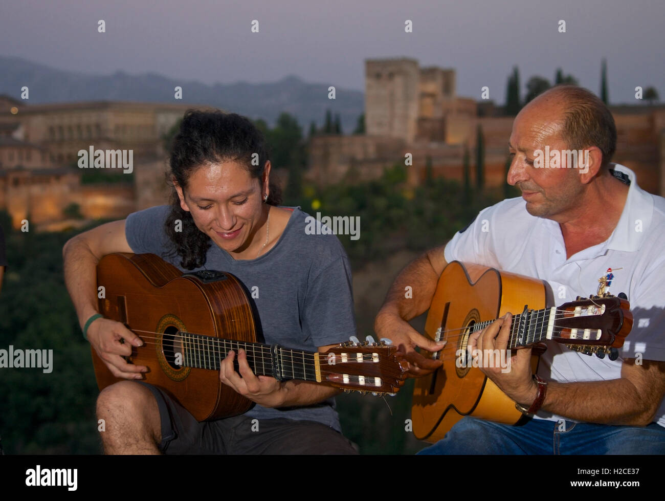Les guitaristes flamenco jouer en face de l'Alhambra, Grenade Banque D'Images