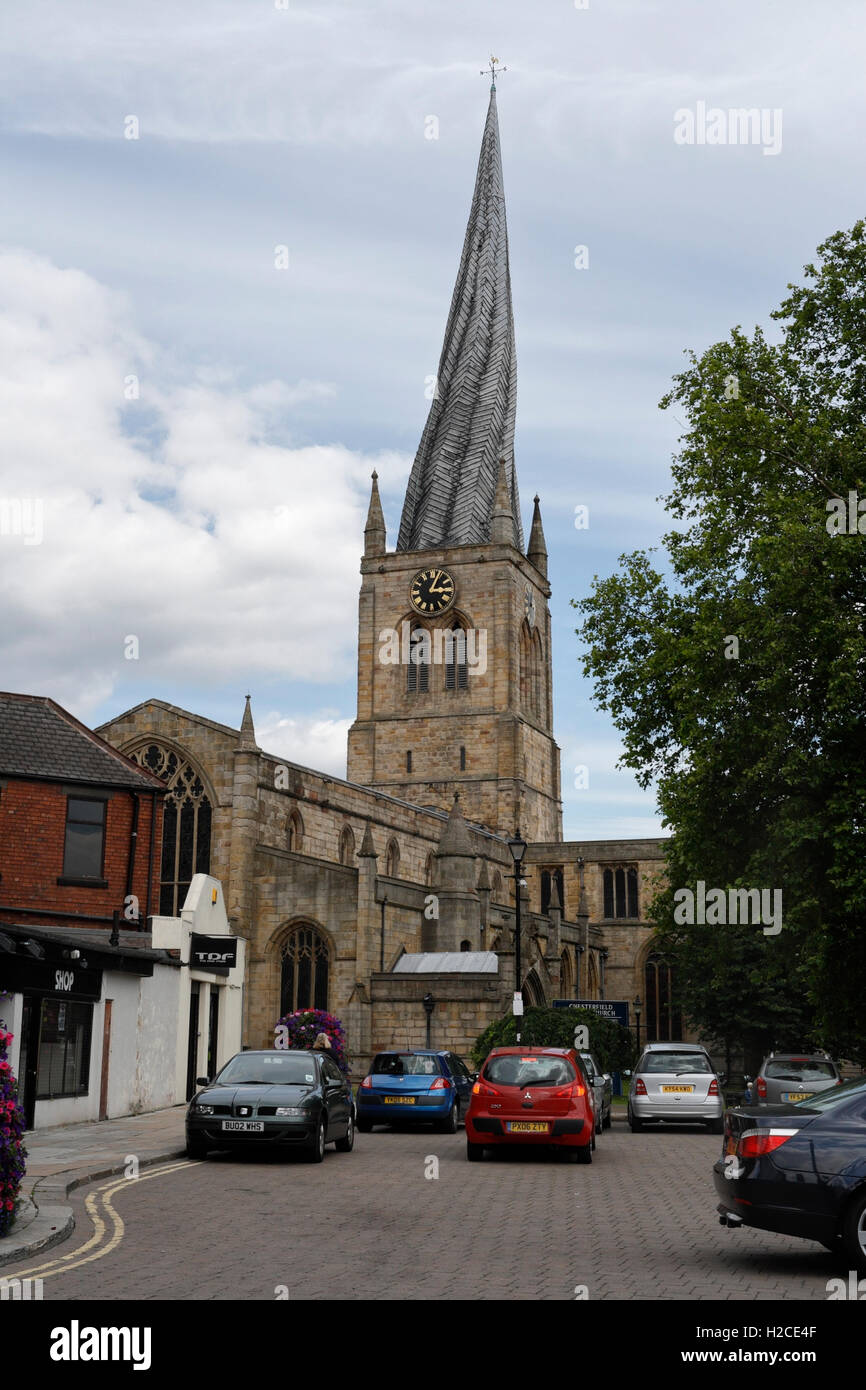 L'église paroissiale de Chesterfield avec crooked spire Banque D'Images