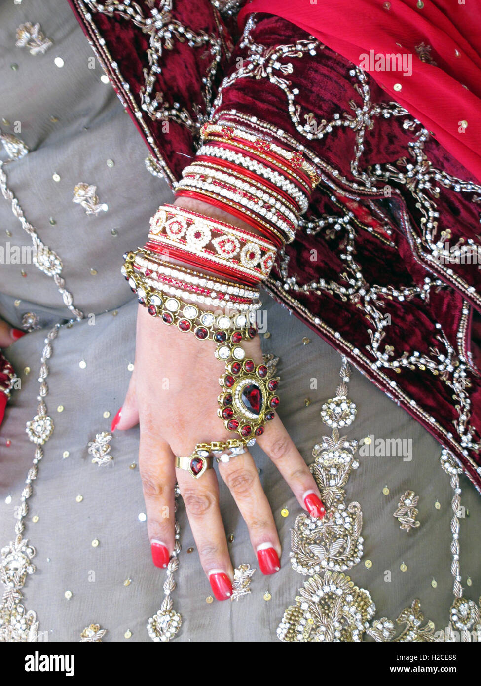 Mariage asiatique et mains, bijoux et d'or au henné Banque D'Images