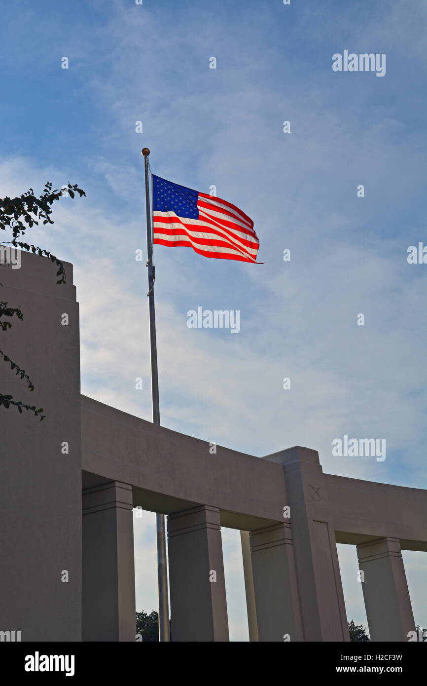 Le drapeau américain flotte sur Dealey Plaza, Dallas, qui commémore la fondation de Dallas et il l'assassinat de Kennedy Banque D'Images
