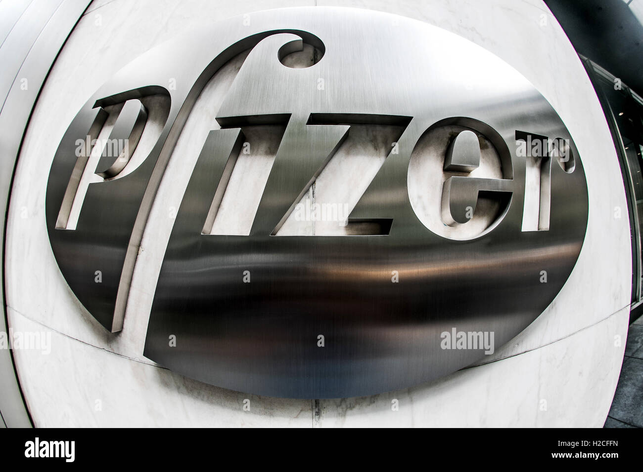 Pfizer métal logo sur le mur de leur bâtiment principal à Manhattan. Banque D'Images